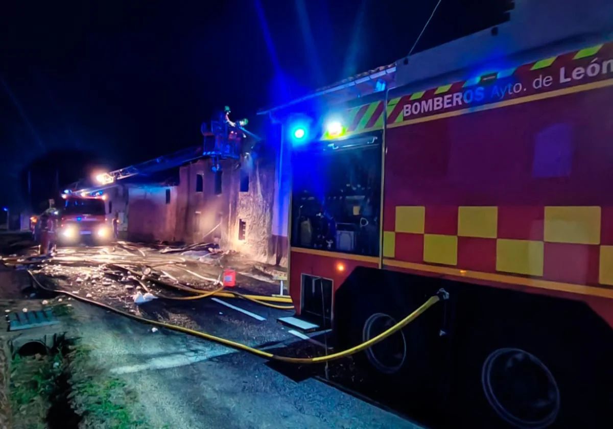 Bomberos del Ayuntamiento de León en una imagen de archivo de una intervención en un incendio durante la noche.