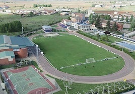 Imagen áerea del polideportivo municipal de Santa María del Páramo.