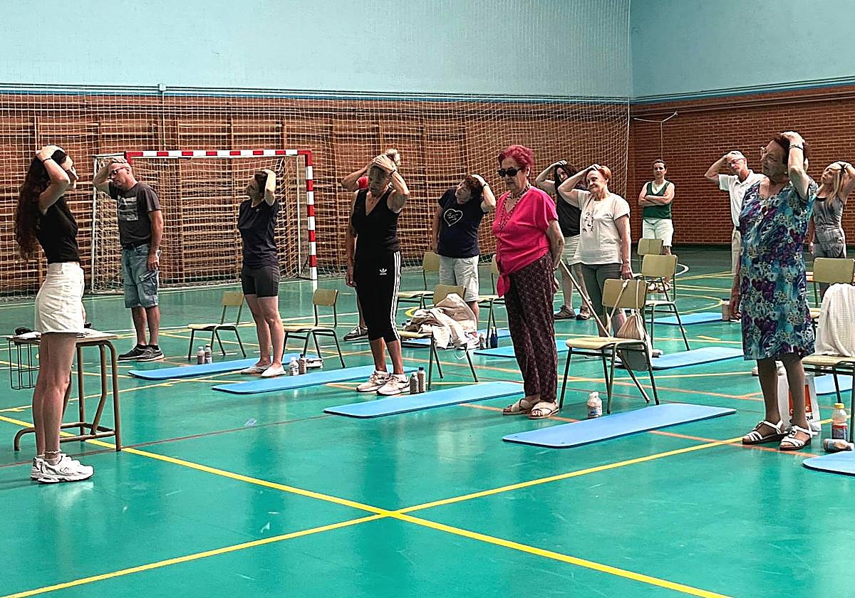 Paula Lombas dirige una actividad durante este verano en Pola de Gordón.