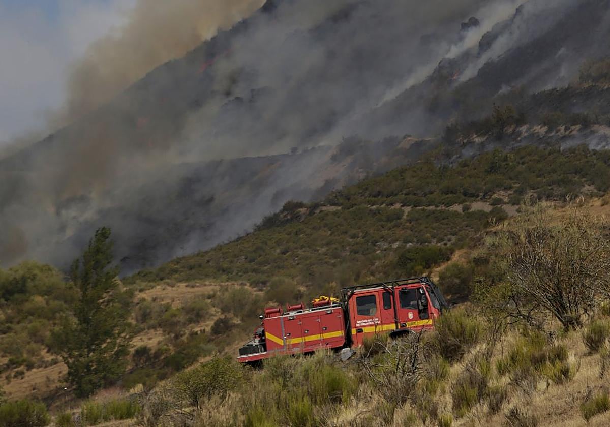 Efectivos trabajan en el incendio Fasgar, visto desde Tremor de Arriba, a 28 de agosto de 2025.