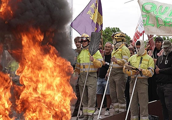 Concentración frente a las Cortes para exigir el cese del consejero de Medio Ambiente