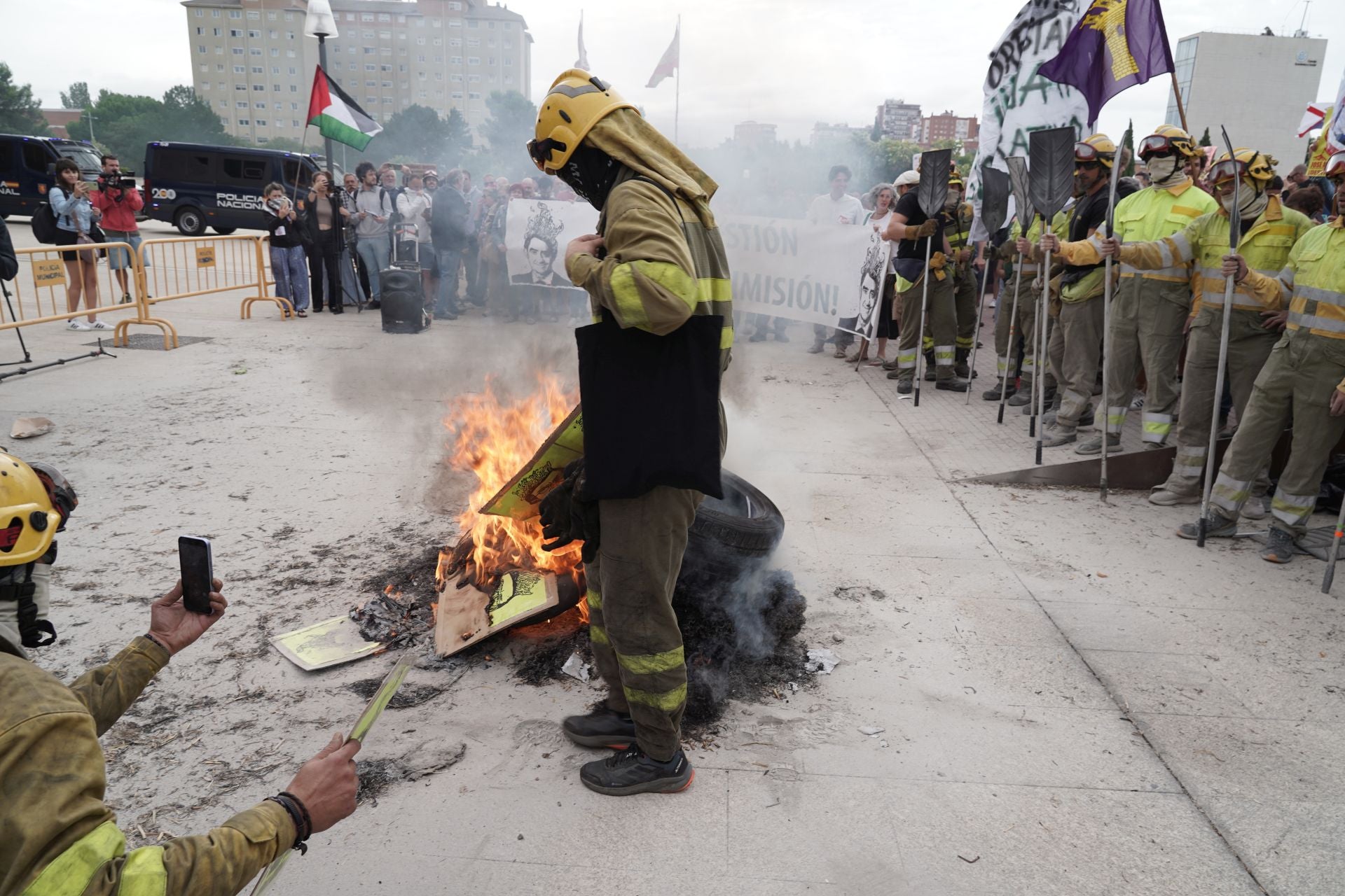 Concentración frente a las Cortes para exigir el cese del consejero de Medio Ambiente