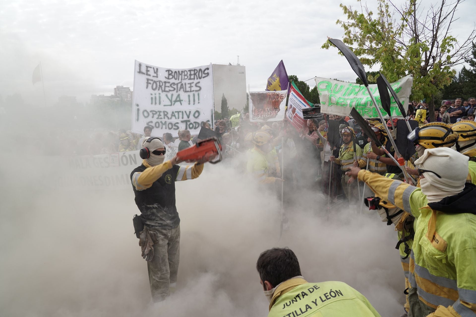 Concentración frente a las Cortes para exigir el cese del consejero de Medio Ambiente