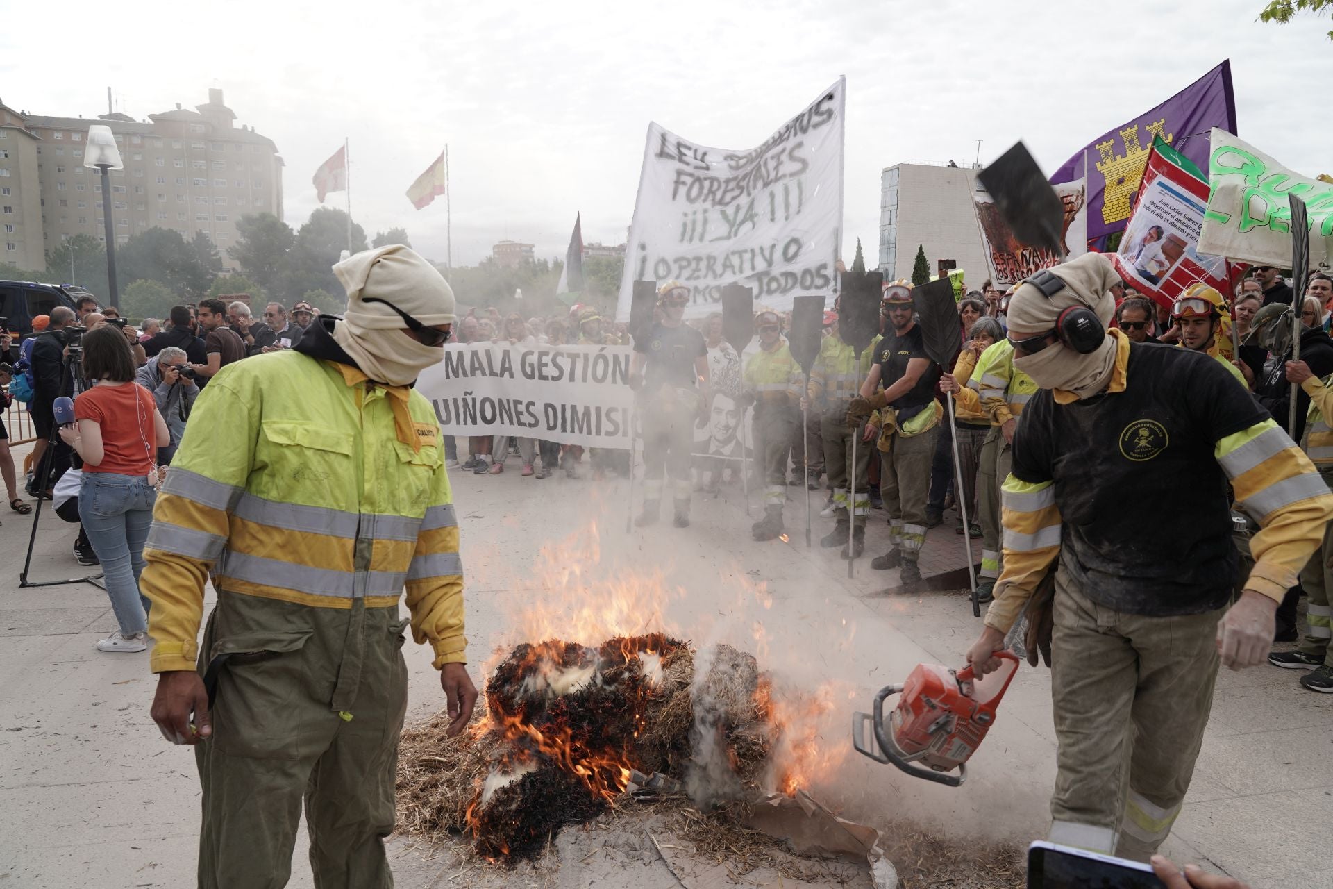 Concentración frente a las Cortes para exigir el cese del consejero de Medio Ambiente