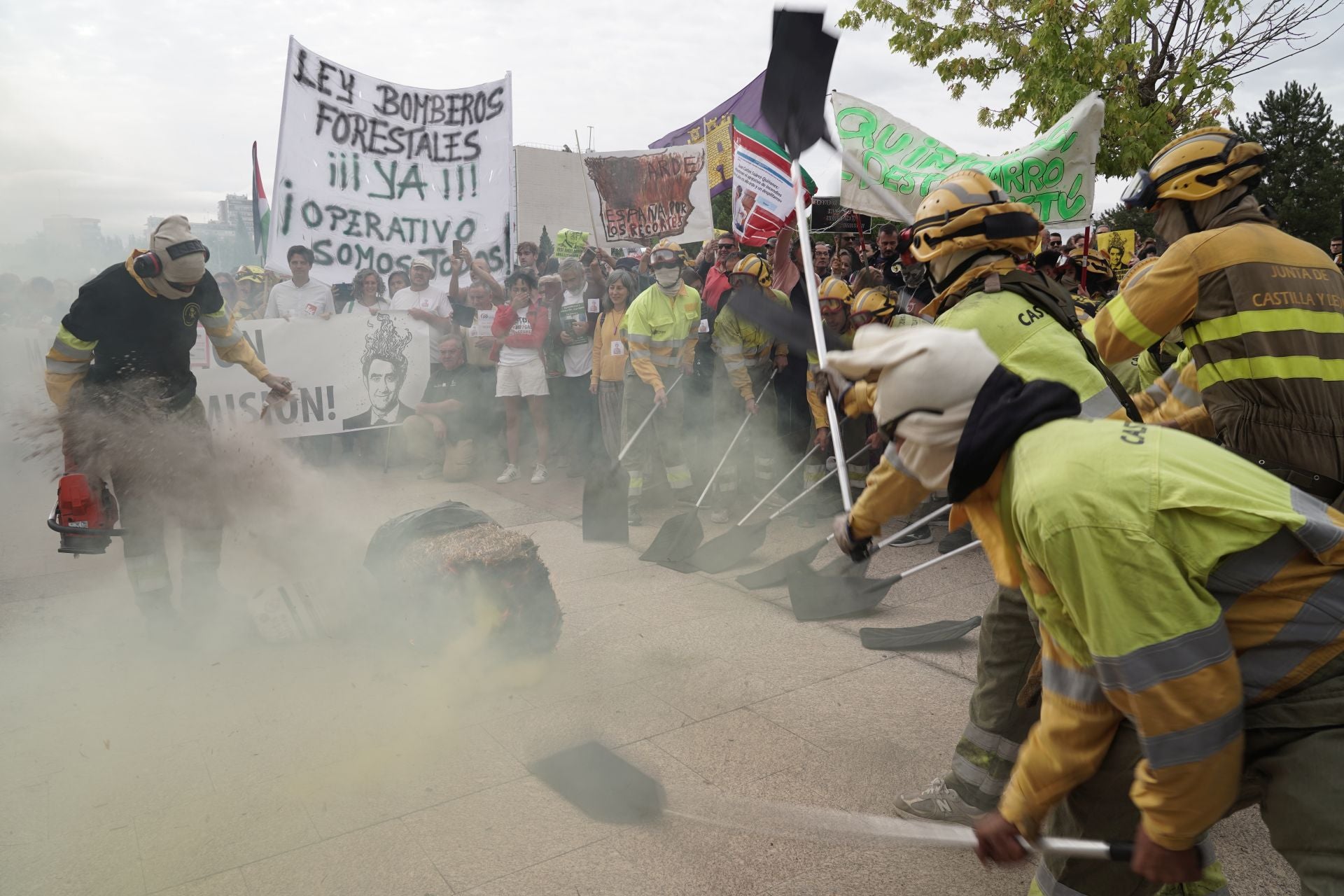 Concentración frente a las Cortes para exigir el cese del consejero de Medio Ambiente