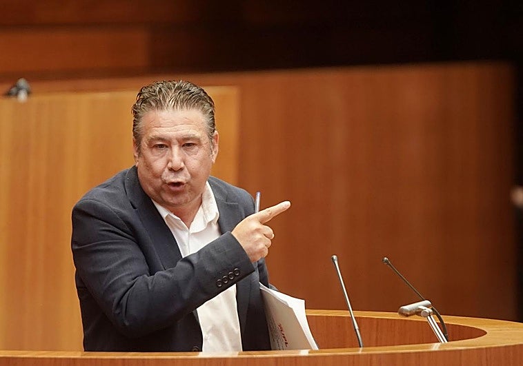 El portavoz de la UPL, Luis Mariano Santos, durante el Pleno extraordinario de las Cortes.