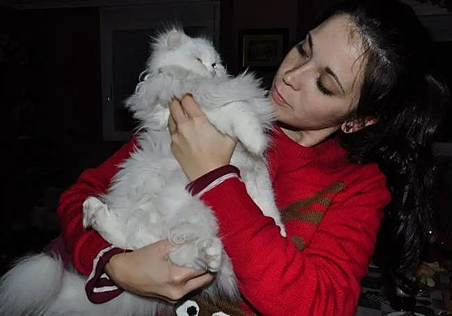 Sandra M. cuidando a un gato.