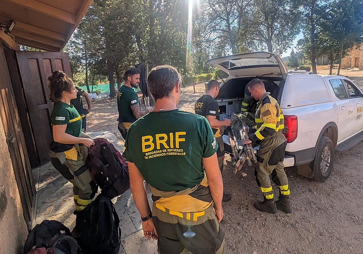 Los brigadistas siguen trabajando en la extinción de los incendios.