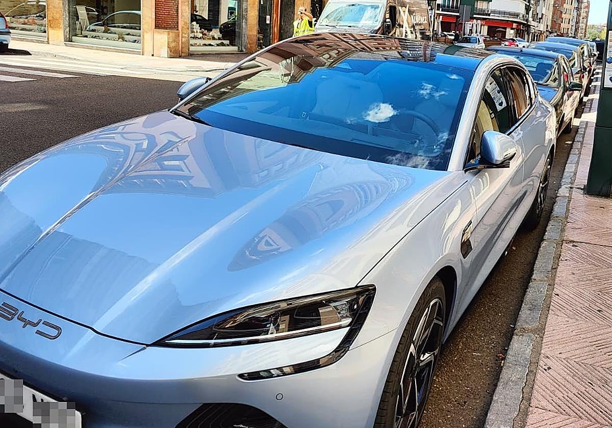 Imagen principal - Un coche de una marca china matriculado este verano en León.