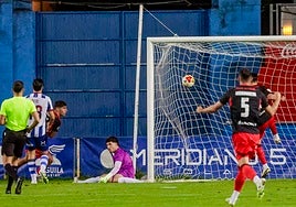 El balón entra en la portería del Real Avilés