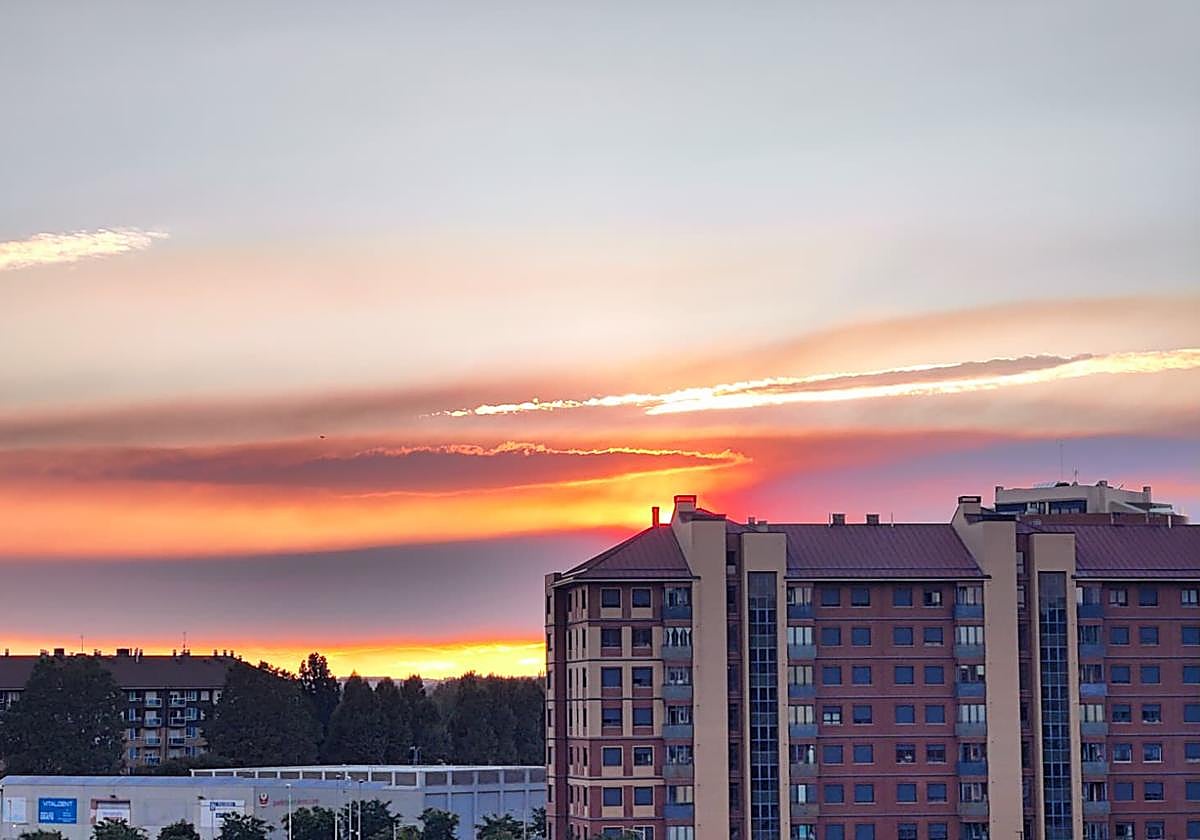 Atardecer con el humo de los pasados incendios en León.