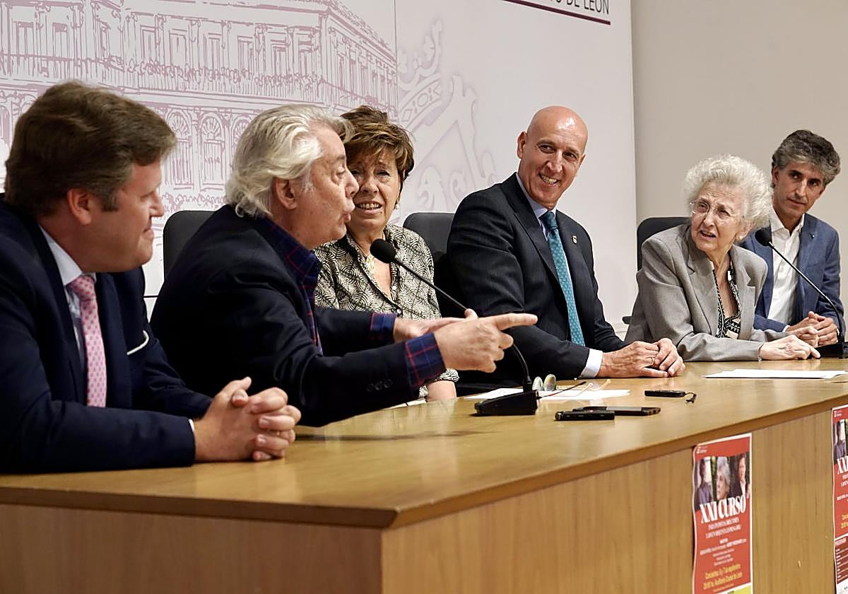 El alcalde de León, José Antonio Diez; la concejala de Acción y Promoción Cultural, Elena Aguado, y la presidenta de Eutherpe, Margarita Morais, presentan el 'XXI curso para pianistas, directores y jóvenes orquestas' de la Fundación Eutherpe.