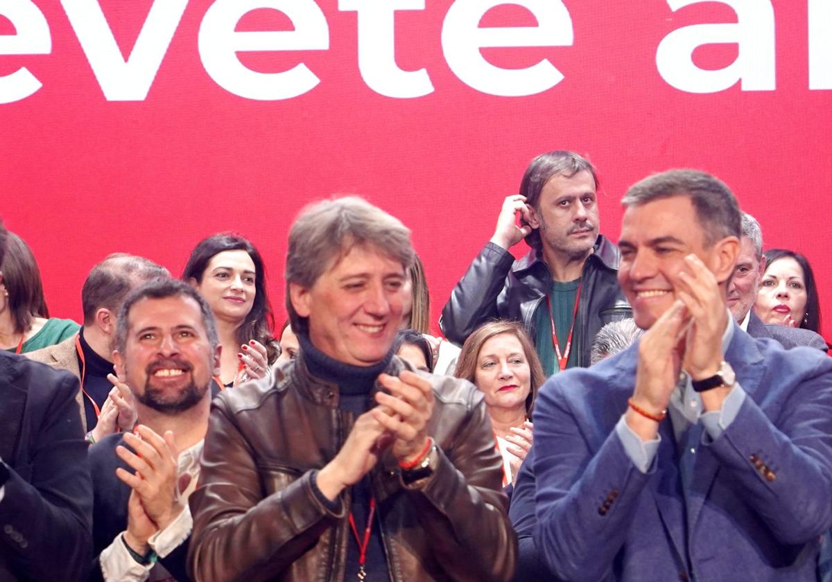 Pedro Sánchez y Carlos Martínez, en el Congreso que aupó al soriano al frente del PSOE en la comunidad.