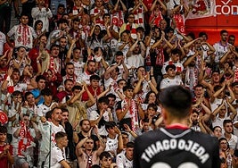 Aficionados de la Cultural en El Molinón.