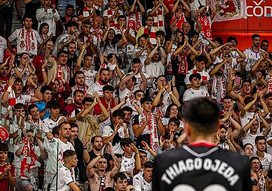 Aficionados de la Cultural en El Molinón.