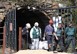 Técnicos y agentes de la Guardia Civil, saliendo de la mina en la que fallecieron cinco mineros.