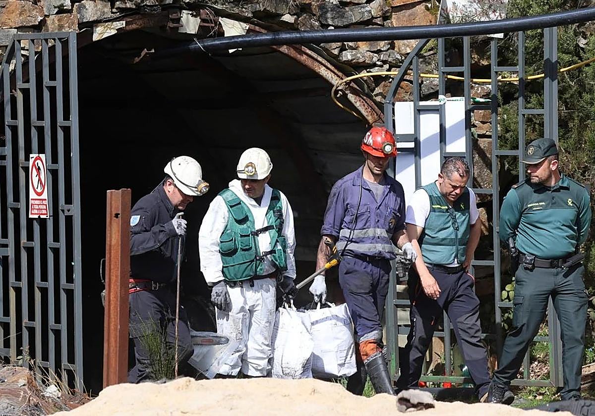 Técnicos y agentes de la Guardia Civil, saliendo de la mina en la que fallecieron cinco mineros.