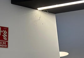 Las telarañas aparecen en las esquinas superiores del pasillo de la estación de autobuses