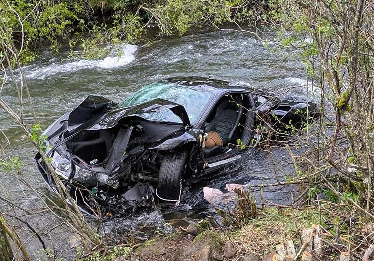 Imagen del Ferrari en el que fallecieron dos británicos al despeñarse y caer en el río Yuso.