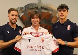 Iván Calero (I) y Roger Hinojo (D), en su presentación como nuevos jugadores de la Cultural junto al director deportivo, José Manzanera (C).