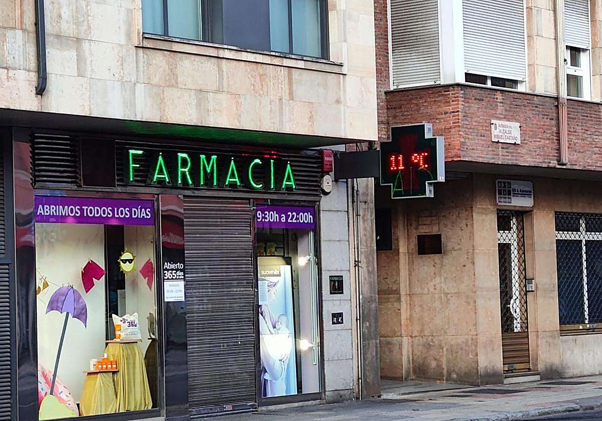 Un termómetro en la avenida Alcalde Miguel Castaño de León marca 11 grados a primera hora de la mañana.