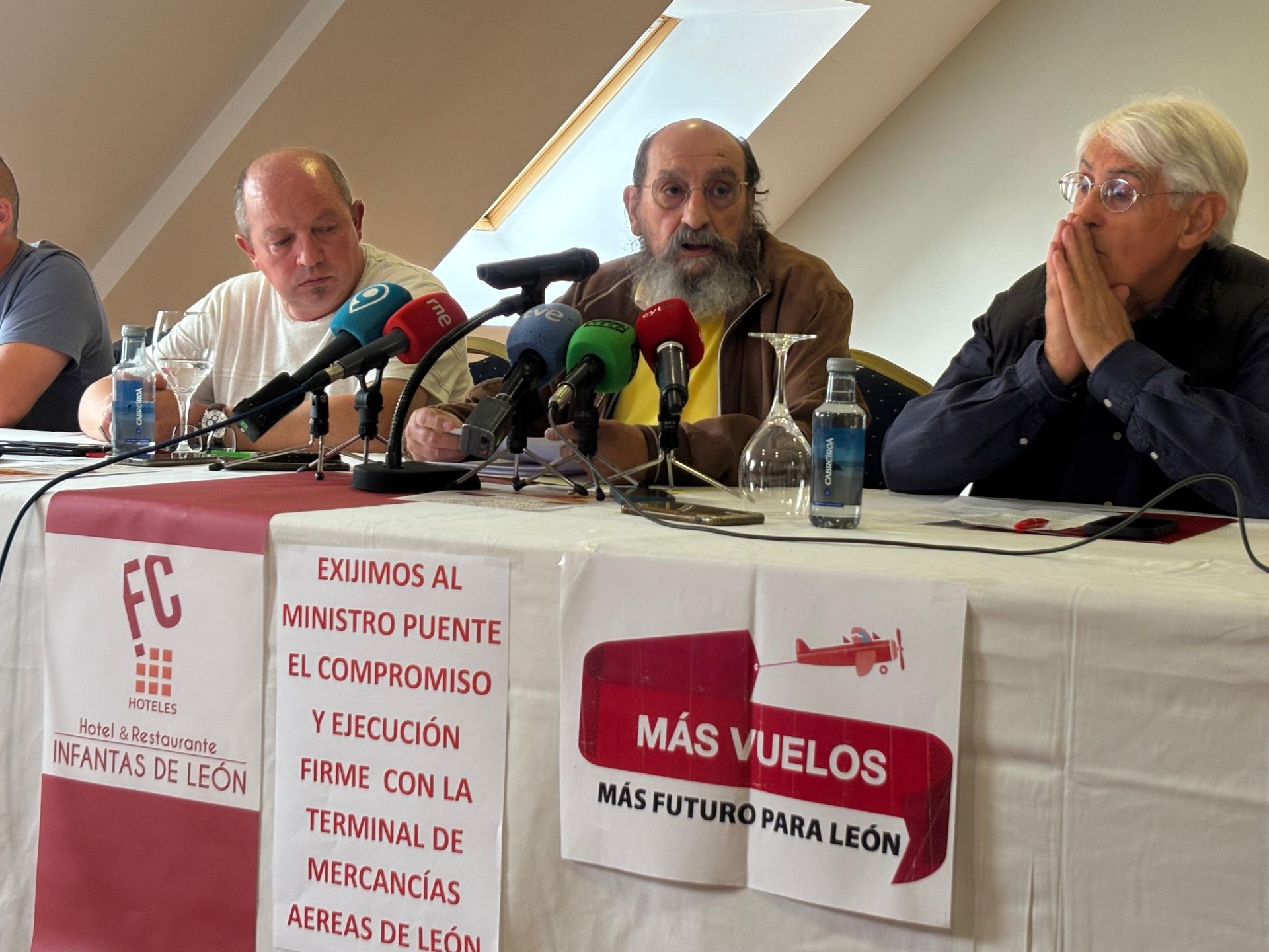 Más vuelos exige al ministro Puente el compromiso con la terminal de mercancías