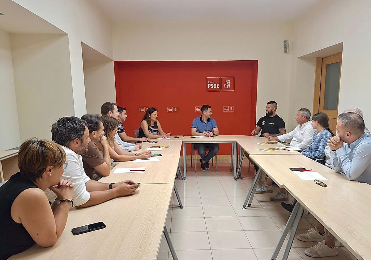 Reunión de miembros de la ejecutiva del PSOE en León con bomberos forestales.