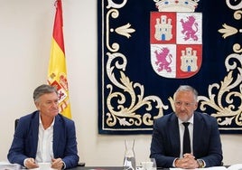 El presidente de las Cortes Carlos Pollán preside la reunión de la Junta de Portavoces junto al vicepresidente primero Francisco Vázquez.