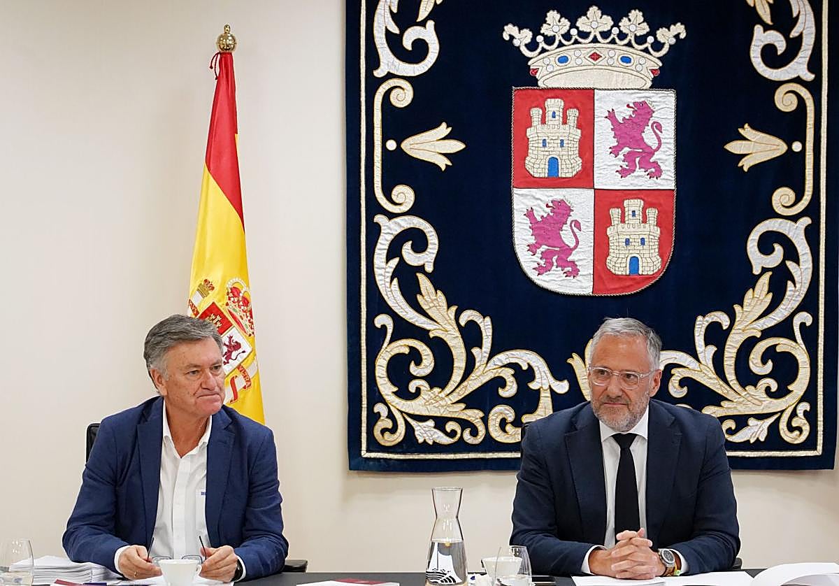 El presidente de las Cortes Carlos Pollán preside la reunión de la Junta de Portavoces junto al vicepresidente primero Francisco Vázquez.