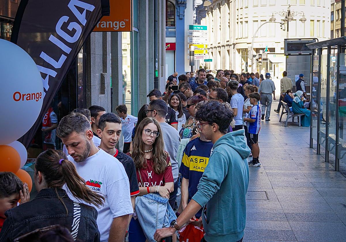 Cola a las puertas de la tienda.