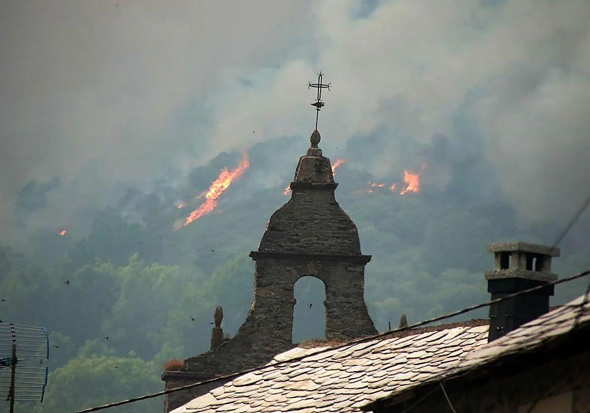 Fuego en los pueblos de León.