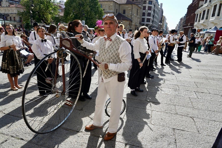 Imagen secundaria 1 - El presidente y el director de Fundos, Jorge Luis García y José María Viejo y el director del Museo Casa Botines, Raúl Fernández Sobrino, asisten al acto de inauguración en la Feria Modernista de León, que cuenta con Nestor López como mantenedor. 