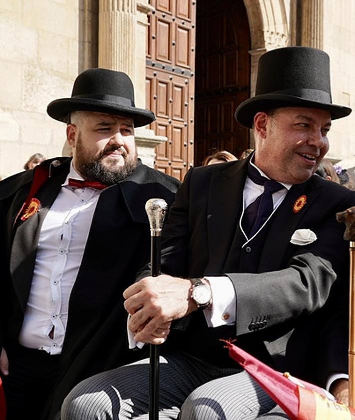 Imagen secundaria 2 - El presidente y el director de Fundos, Jorge Luis García y José María Viejo y el director del Museo Casa Botines, Raúl Fernández Sobrino, asisten al acto de inauguración en la Feria Modernista de León, que cuenta con Nestor López como mantenedor. 