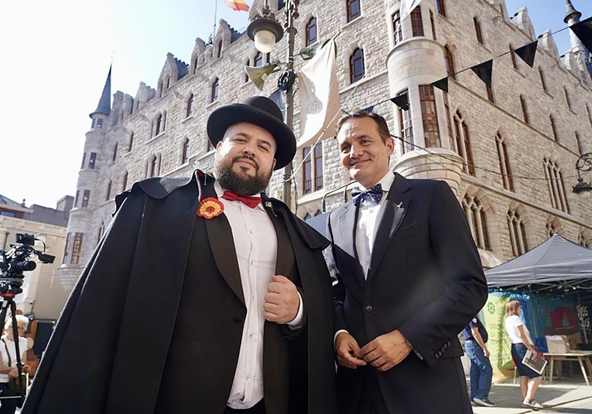 El presidente y el director de Fundos, Jorge Luis García y José María Viejo y el director del Museo Casa Botines, Raúl Fernández Sobrino, asisten al acto de inauguración en la Feria Modernista de León, que cuenta con Nestor López como mantenedor.