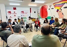 Antonio Maíllo se reune con colectivos medioambientales, organizaciones sindicales y profesionales forestales en la sede de IU en León.