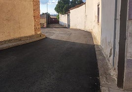 Calle asfaltada en Arcahueja.
