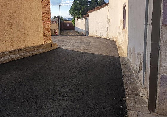 Calle asfaltada en Arcahueja.