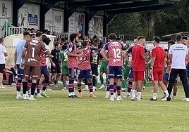 Pausa de hidratación en el partido.