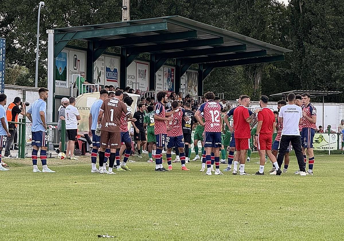 Pausa de hidratación en el partido.