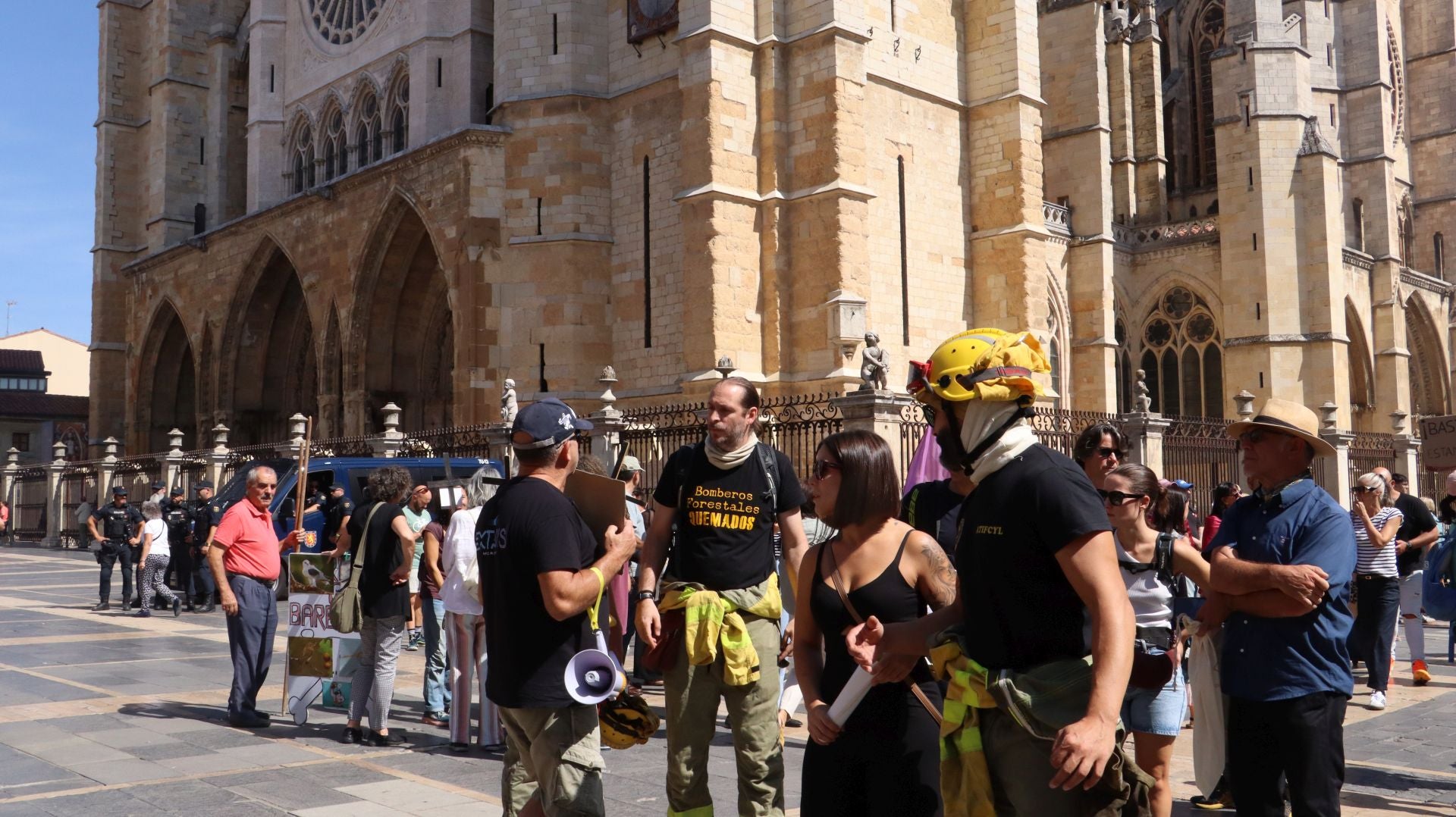 Decenas de &#039;Bomberos forestales&#039; toman las calles de la capital leonesa