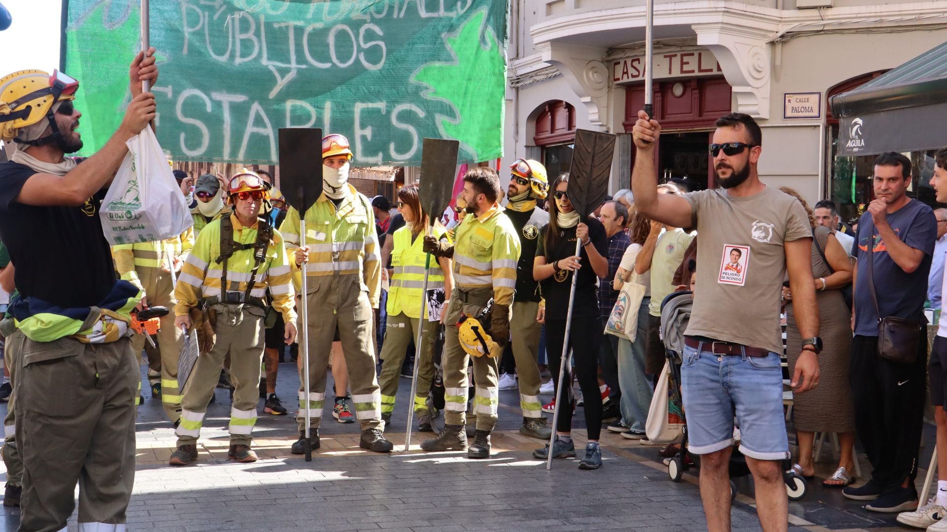 Decenas de &#039;Bomberos forestales&#039; toman las calles de la capital leonesa
