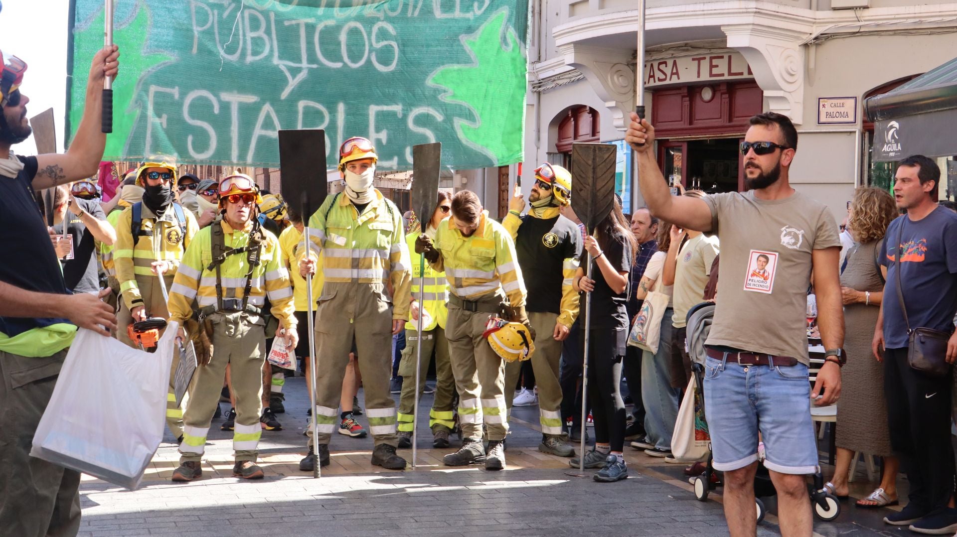 Decenas de &#039;Bomberos forestales&#039; toman las calles de la capital leonesa