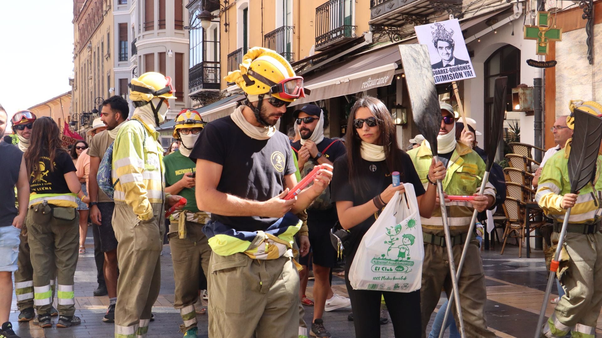 Decenas de &#039;Bomberos forestales&#039; toman las calles de la capital leonesa