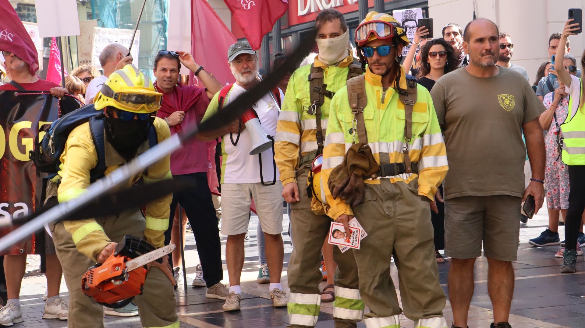 Decenas de &#039;Bomberos forestales&#039; toman las calles de la capital leonesa