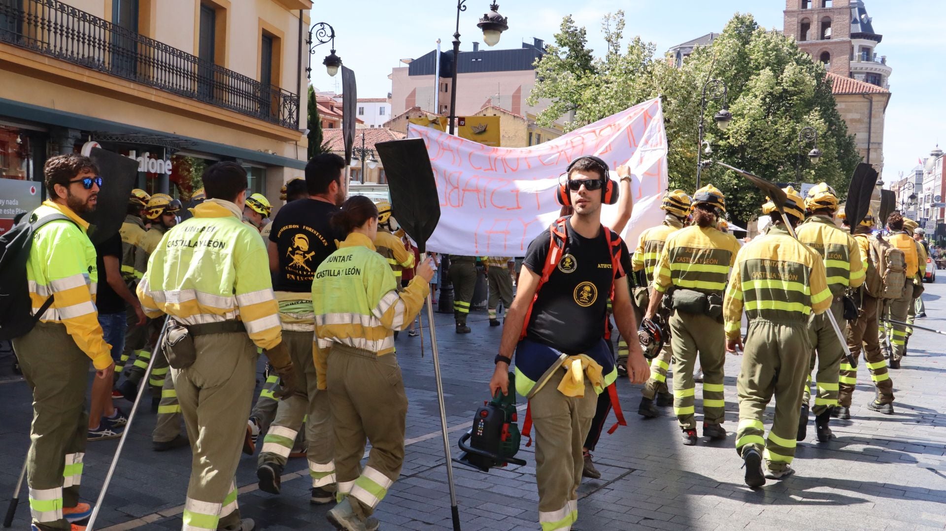 Decenas de &#039;Bomberos forestales&#039; toman las calles de la capital leonesa