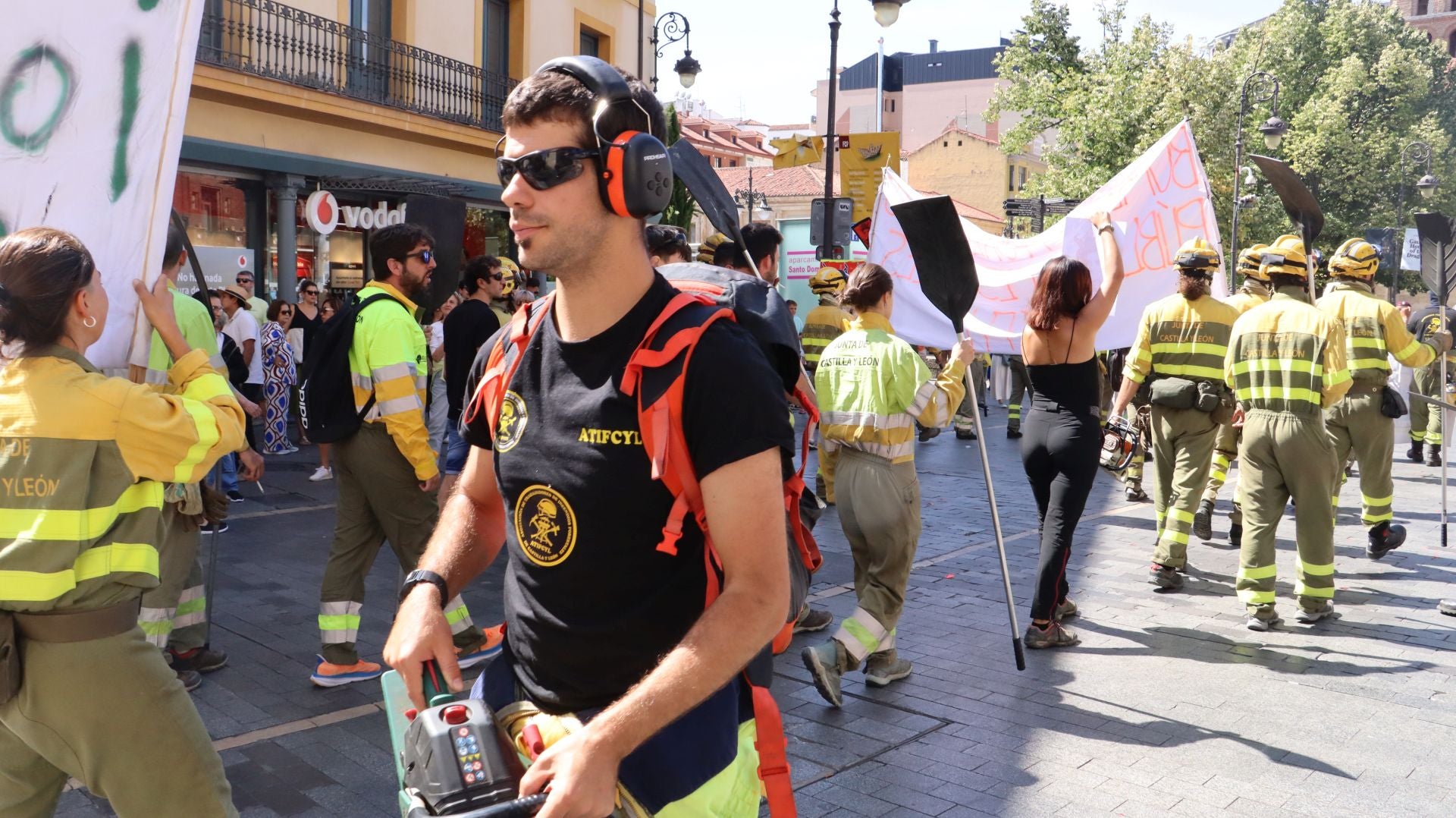 Decenas de &#039;Bomberos forestales&#039; toman las calles de la capital leonesa