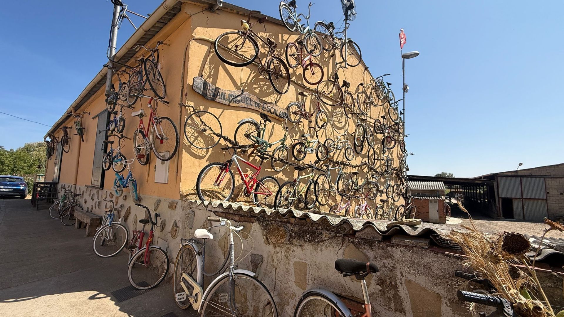 Imágenes del rincón de Ricardo en San Miguel de Escalada