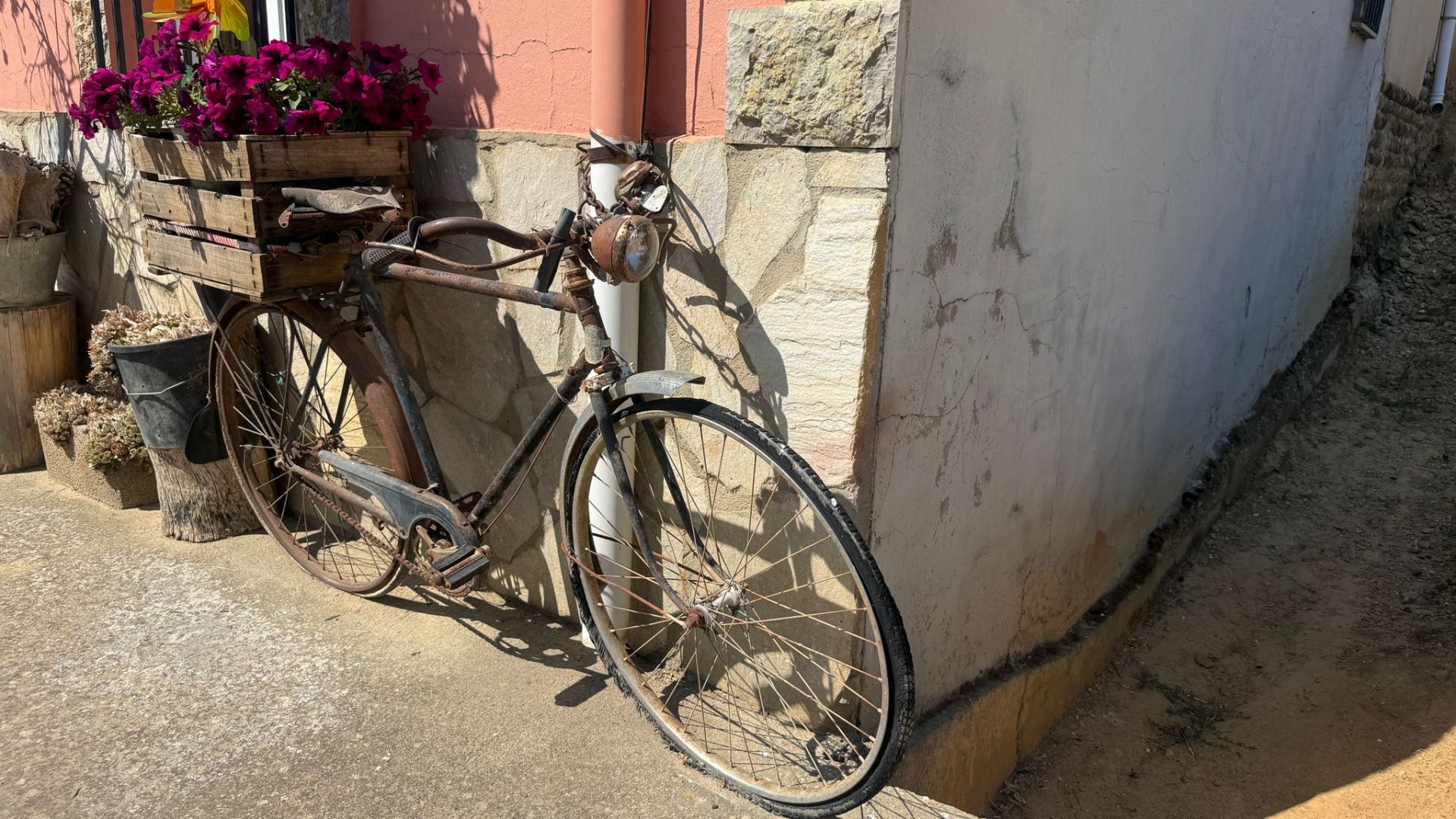 Imágenes del rincón de Ricardo en San Miguel de Escalada
