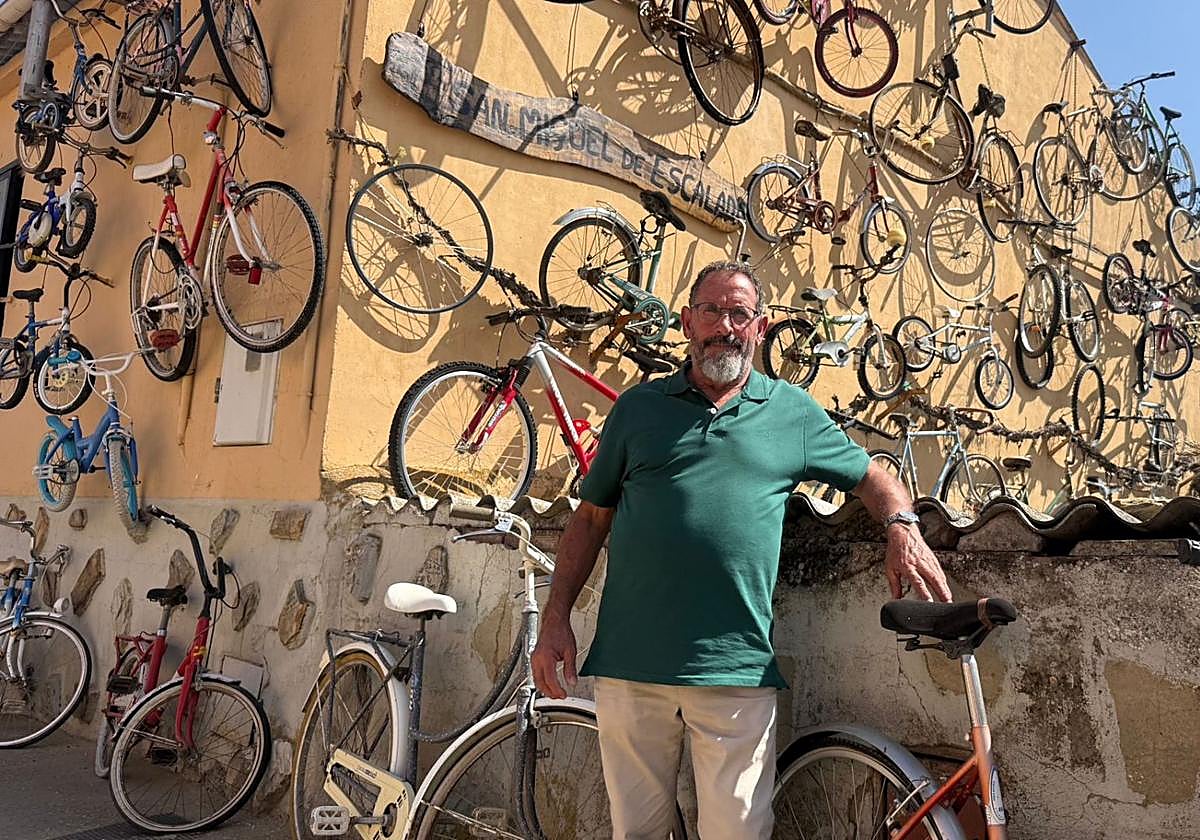 Imagen de Ricardo delante de su fachada en San Miguel de Escalada.