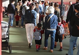 Los niños, caminando hacia la entrada del colegio en un nuevo curso